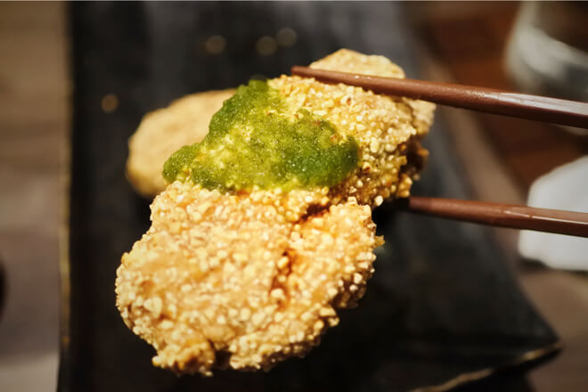 雷井土音 桜ますと帆立のしんじょの押し麦揚げ