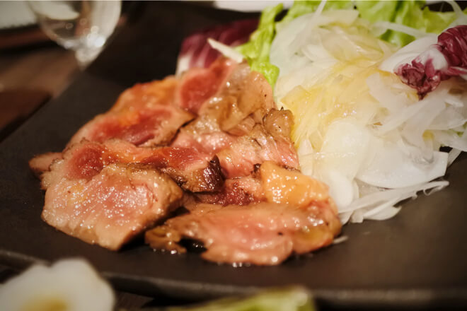 雷井土音 桜肉ハラミのたたき 春ニラと山わさびソース
